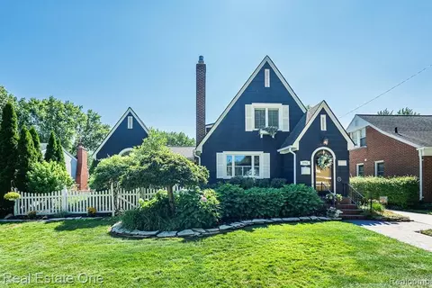 2731 Bamlet Rd, Royal Oak, MI 48073