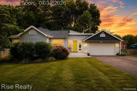 1870 Orchid St, Waterford, MI 48328