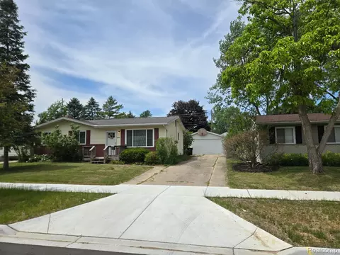 5264 Don Shenk Dr, Swartz Creek, MI 48473