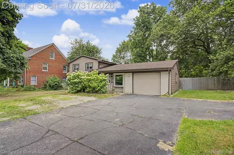 2368 W Walton Blvd, Waterford, MI 48329