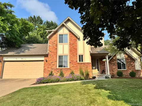 2310 Norton Rd, Rochester Hills, MI 48307