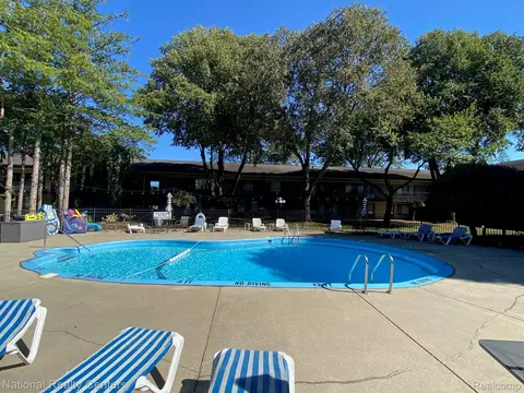 995 N Cass Lake Rd #243, Waterford, MI 48328