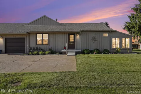 12399 Nantucket Dr #4, Green Oak, MI 48178