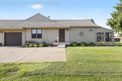 12399 Nantucket Dr #4, Green Oak, MI 48178