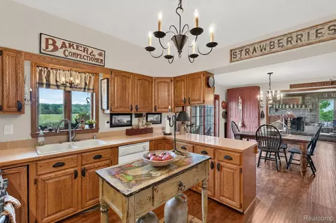 Kitchen - 10454 E Bristol Rd, Davison, MI 48423 photo 2 of 4