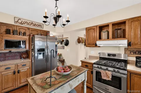 Kitchen - 10454 E Bristol Rd, Davison, MI 48423 photo 3 of 4