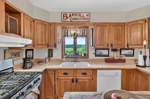 Kitchen - 10454 E Bristol Rd, Davison, MI 48423 photo 4 of 4