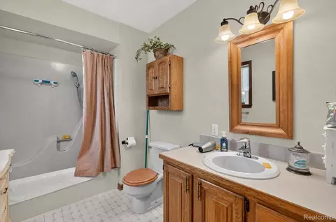 Bath - 10454 E Bristol Rd, Davison, MI 48423 photo 2 of 5