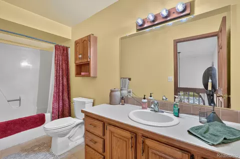 Bath - 10454 E Bristol Rd, Davison, MI 48423 photo 4 of 5