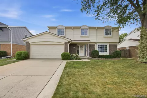 15814 Amore St, Clinton Township, MI 48038