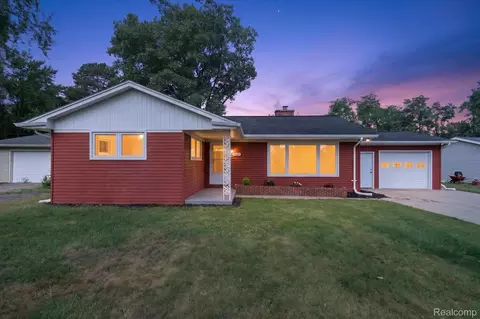 9737 Silverside Dr, Green Oak, MI 48178