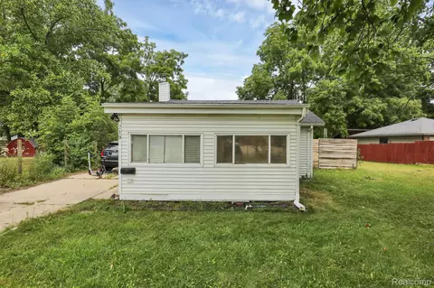 719 Robert St, Lansing, MI 48910