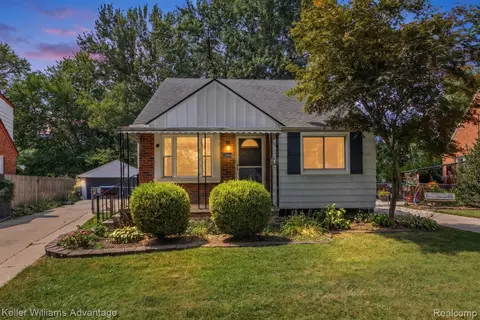 19994 Hunt Club Dr, Harper Woods, MI 48225