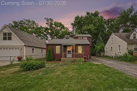 1867 Maddy Ln, Keego Harbor, MI 48320