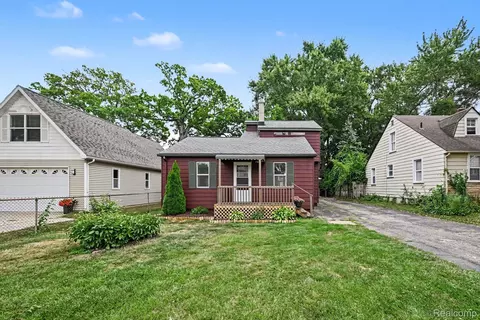 1867 Maddy Ln, Keego Harbor, MI 48320