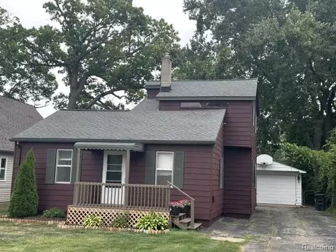 1867 Maddy Ln, Keego Harbor, MI 48320