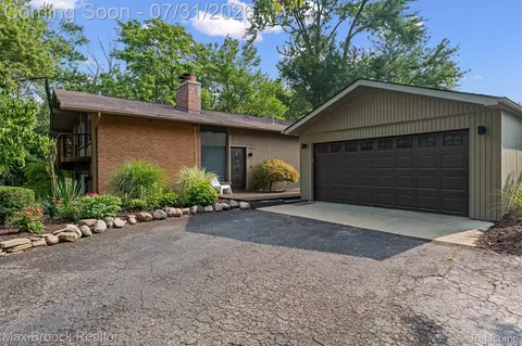 29630 Sugar Spring Rd, Farmington Hills, MI 48334