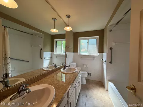 Bath - 3444 Eagle Dr, Troy, MI 48083 photo 1 of 2