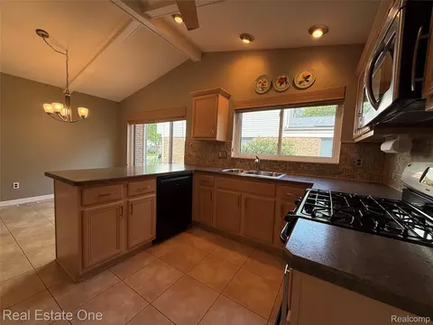 Kitchen - 3444 Eagle Dr, Troy, MI 48083 photo 4 of 5