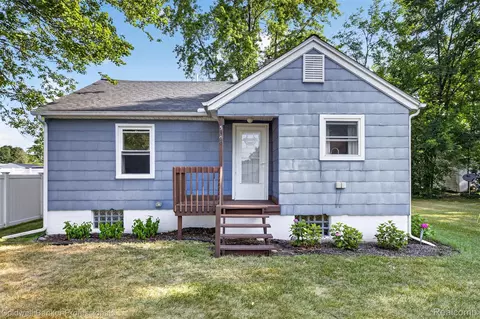 5300 Clinton River Dr, Waterford, MI 48327