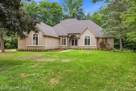 3040 Oak Moss Ct, Fort Gratiot, MI 48059