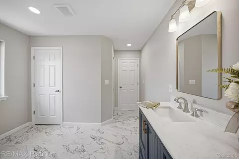 Bath - 4075 Highcrest Dr, Genoa, MI 48116 photo 4 of 9