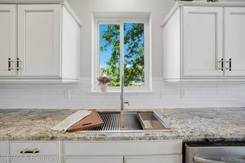 Kitchen - 4075 Highcrest Dr, Genoa, MI 48116 photo 4 of 6