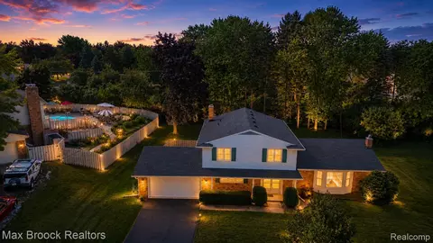 4463 Westover Dr, West Bloomfield, MI 48323