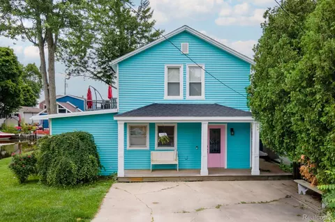 1430 Rossdale Dr, Waterford, MI 48328