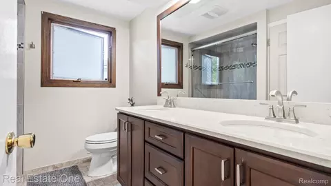 Bath - 20272 Wellesley St, Riverview, MI 48193 photo 3 of 3