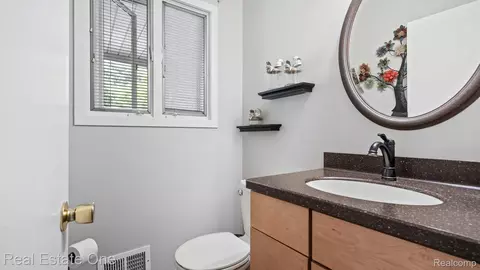 Bath - 20272 Wellesley St, Riverview, MI 48193 photo 1 of 3