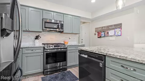 Kitchen - 20272 Wellesley St, Riverview, MI 48193 photo 4 of 4