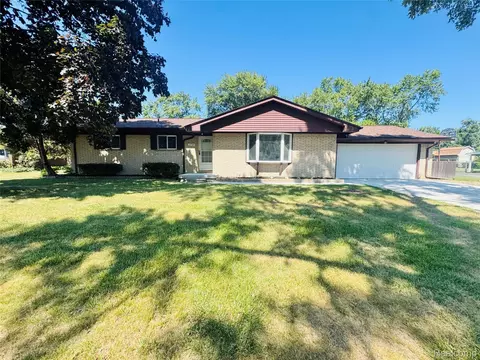 2731 Huntington Park Dr, Waterford, MI 48329