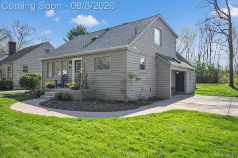 2155 Avondale St, Sylvan Lake, MI 48320