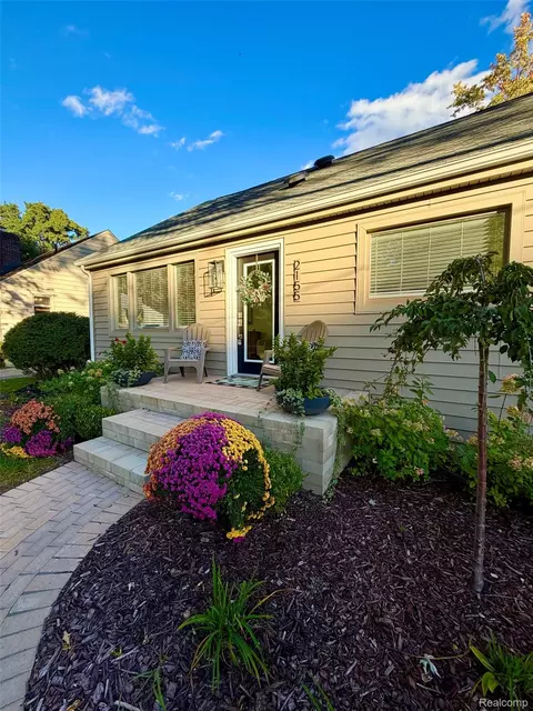 2155 Avondale St, Sylvan Lake, MI 48320