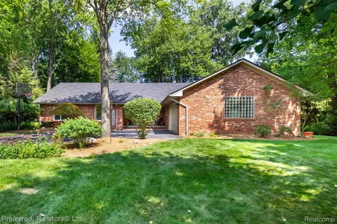 32172 Camborne Ln, Livonia, MI 48154