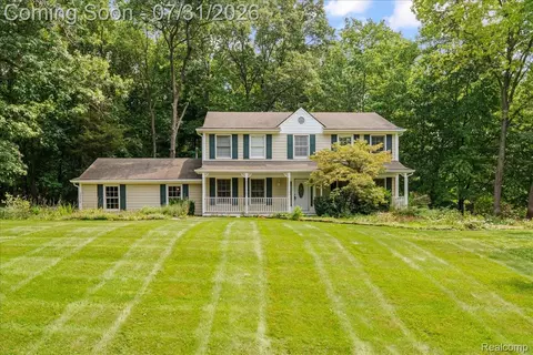 9019 Silver Pine Dr, Green Oak, MI 48178