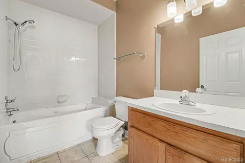 Bath - 1028 Maya Ct, Troy, MI 48085 photo 1 of 4