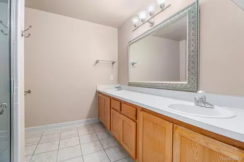 Bath - 1028 Maya Ct, Troy, MI 48085 photo 3 of 4