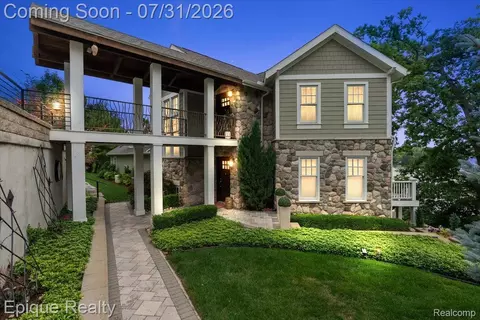 791 Central Dr, Lake Orion, MI 48362