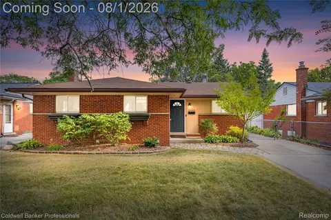 15240 Grovedale St, Roseville, MI 48066