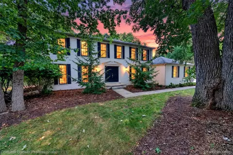 4133 Shore Crest Dr, West Bloomfield, MI 48323