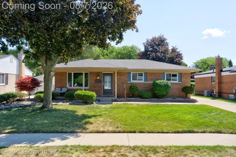 8926 Independence Dr, Sterling Heights, MI 48313