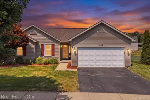 586 Town Trl, Pinckney, MI 48169