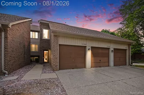 42366 Lochmoor St, Clinton Township, MI 48038