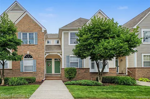 2202 Paradise Trl, Oxford, MI 48371
