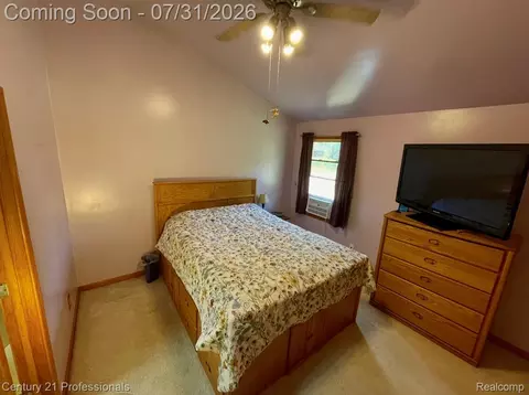 2903 N Lake Angelus Rd W, Waterford, MI 48329