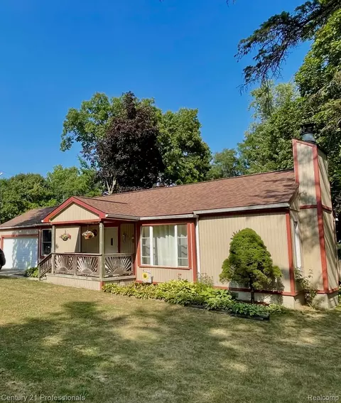 2903 N Lake Angelus Rd W, Waterford, MI 48329