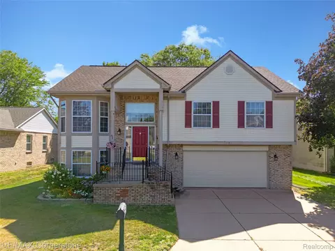 8176 Emerald Ln E, Westland, MI 48185