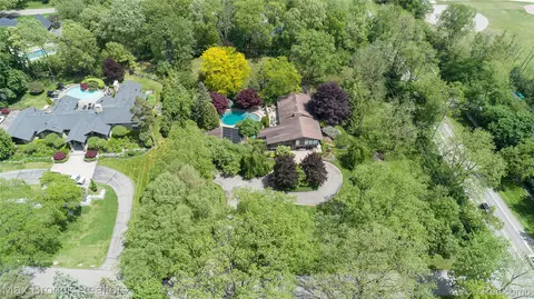 20 Martell Dr, Bloomfield, MI 48304